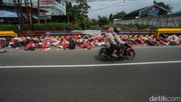 Sampah yang dibungkus kantong plastik ini memenuhi bibir jembatan. 