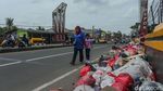 Jorok! Jembatan Penghubung Depok-Bogor Penuh Sampah