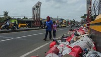 Bau menyengat pun keluar saat para warga melintas. 