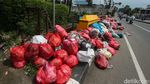 Jorok! Jembatan Penghubung Depok-Bogor Penuh Sampah