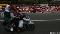 Warga melintas di jembatan Kali Angke, perbatasan Parung dan Depok, Jumat (31/1/2025). 