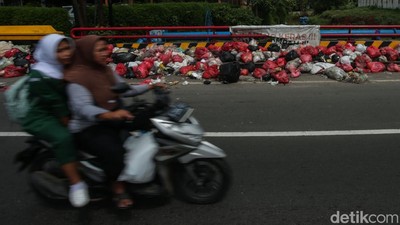 Jorok! Jembatan Penghubung Depok-Bogor Penuh Sampah