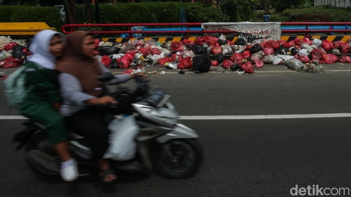 Jorok! Jembatan Penghubung Depok-Bogor Penuh Sampah Jembatan penghubung Kota Depok dan Kabupaten Bogor di Parung penuh dengan sampah. Setiap hari warga membuang sampah di jembatan Kali Angke tersebut.