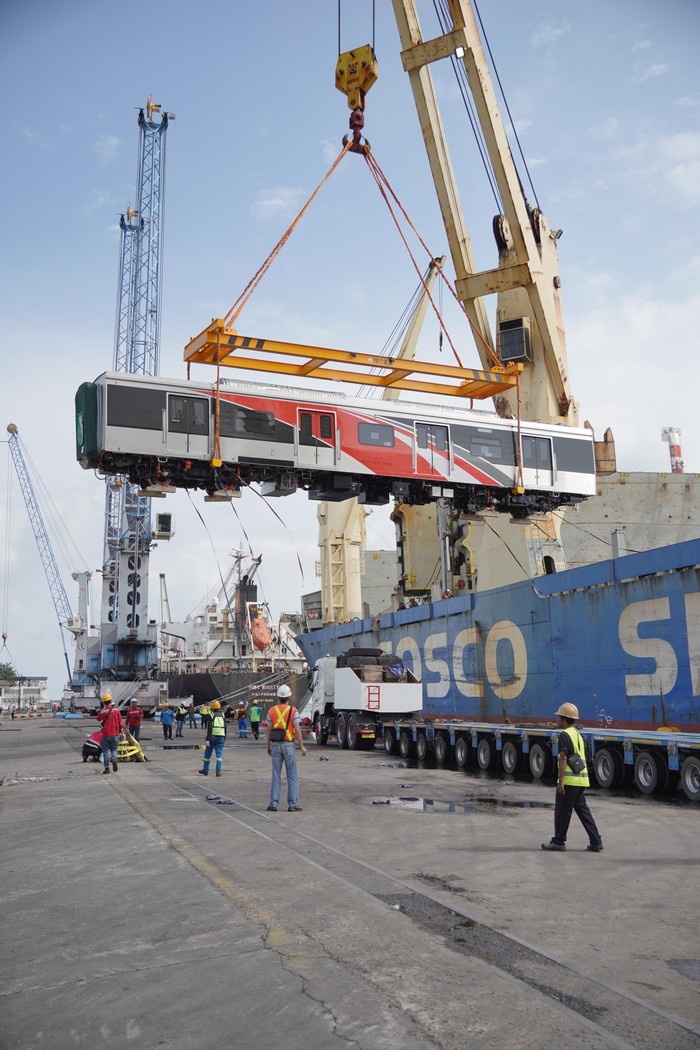KAI Commuter mendatangkan kereta baru dari CCRC Qingdao Sifang sebanyak 1 trainset (12 rangkaian kereta). Kereta ii untuk memaksimalkan pelayanan kepada penumpang.