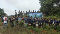 Kanopi FEB UI juga berfokus pada upaya pelestarian lingkungan melalui program Forest Restoration di Kawasan Konservasi Tahura Mangkol. Kegiatan ini dilakukan dengan menanam 450 bibit pohon, bekerja sama dengan Alobi Foundation, sebagai langkah nyata dalam memulihkan ekosistem yang terdampak oleh aktivitas penambangan liar timah.Program ini bertujuan untuk meningkatkan tutupan hijau, mendukung konservasi lingkungan, serta memberikan dampak jangkapanjang bagi keberlanjutan ekosistem di Bangka Belitung. Foto: (Dokumentasi Kanopi FEB UI)