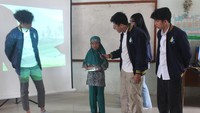 Kegiatan Children Nutrition Workshop di SD Negeri 1 Merawang, yang bertujuan untuk meningkatkan pemahaman tentang pentingnya gizi seimbang bagianak-anak dalam mendukung tumbuh kembang yang optimal dilaksanakan 15 Januari 2025. Foto: (Dokumentasi Kanopi FEB UI)