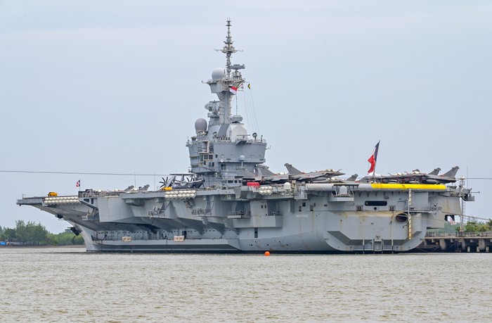 Kapal Perang Prancis atau Kapal Induk Charles de Gaulle (R91) bersandar di Pelabuhan Gili Mas, Desa Labuan Tereng, Kecamatan Lembar, Lombok Barat, NTB, Jumat (31/1/2025). Kapal perang Angkatan Laut Prancis Charles de Gaulle (R91) yang melakukan kunjungan (routine visit) ke Indonesia membawa lebih dari 1.780 awak kapal adalah salah satu kapal perang terbesar dan termodern di dunia yang memiliki panjang 262 meter dan dilengkapi dengan berbagai persenjataan canggih dan sejumlah pesawat tempur.ANTARA FOTO/Ahmad Subaidi/nz