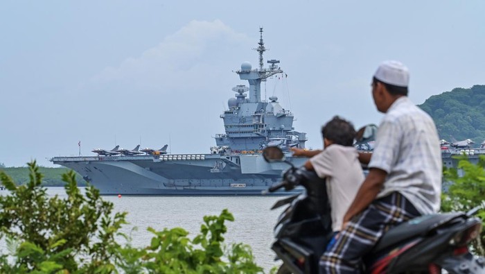 Kapal Induk Prancis Bersandar di Lombok Kapal Perang Prancis atau Kapal Induk Charles de Gaulle (R91) bersandar di Pelabuhan Gili Mas, Desa Labuan Tereng, Kecamatan Lembar, Lombok Barat, NTB, Jumat (31/1/2025). Kapal perang Angkatan Laut Prancis Charles de Gaulle (R91) yang melakukan kunjungan (routine visit) ke Indonesia membawa lebih dari 1.780 awak kapal adalah salah satu kapal perang terbesar dan termodern di dunia yang memiliki panjang 262 meter dan dilengkapi dengan berbagai persenjataan canggih dan sejumlah pesawat tempur.