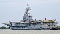 Kapal Perang Prancis atau Kapal Induk Charles de Gaulle (R91) bersandar di Pelabuhan Gili Mas, Desa Labuan Tereng, Kecamatan Lembar, Lombok Barat, NTB, Jumat (31/1/2025).