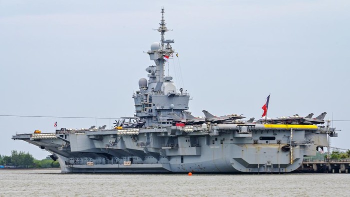 Kapal Perang Prancis atau Kapal Induk Charles de Gaulle (R91) bersandar di Pelabuhan Gili Mas, Desa Labuan Tereng, Kecamatan Lembar, Lombok Barat, NTB, Jumat (31/1/2025). Kapal perang Angkatan Laut Prancis Charles de Gaulle (R91) yang melakukan kunjungan (routine visit) ke Indonesia membawa lebih dari 1.780 awak kapal adalah salah satu kapal perang terbesar dan termodern di dunia yang memiliki panjang 262 meter dan dilengkapi dengan berbagai persenjataan canggih dan sejumlah pesawat tempur.