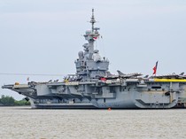 Kapal Induk Prancis Bersandar di Lombok