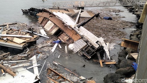 Kapal pinisi bernama Presley Jalasena hancur diterjang gelombang di perairan Labuan Bajo, Manggarai Barat, Nusa Tenggara Timur (NTT), Jumat (31/1/2024) (Ambrosius Ardin)