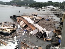 Video Kapal Pinisi di Labuan Bajo Hancur Diterjang Gelombang