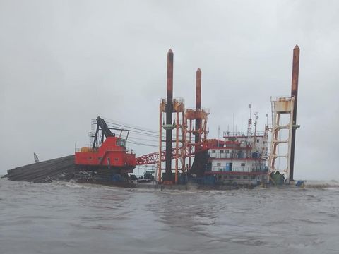 Kapal tongkang Bina Samudera 38 muatan kayu log dan kapal crane barge (Cb) Kingkong kandas di kawasan Pelabuhan Tanjung Emas Semarang. Diunggah Jumat (31/1/2025).
