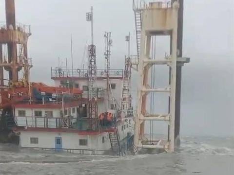 Kapal tongkang Bina Samudera 38 muatan kayu log dan kapal crane barge (Cb) Kingkong kandas di kawasan Pelabuhan Tanjung Emas Semarang. Diunggah Jumat (31/1/2025).
