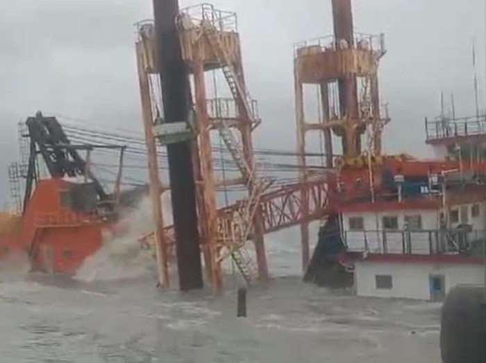 Kapal tongkang Bina Samudera 38 muatan kayu log dan kapal crane barge (Cb) Kingkong kandas di kawasan Pelabuhan Tanjung Emas Semarang. Diunggah Jumat (31/1/2025).