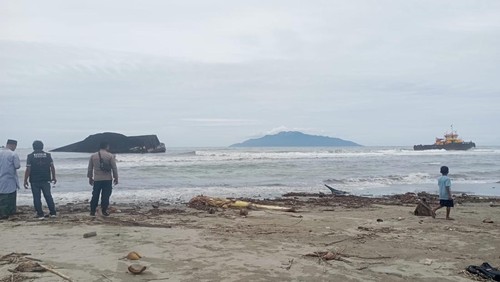 Kapal tongkang terdampar dekat Pantai Maurole, Ende, (NTT), Jumat (31/1/2025). (Dok. Polsek Maurole)