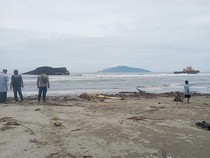 Dua Kapal Terdampar di Pantai Maurole Ende, ABK Diselamatkan Warga