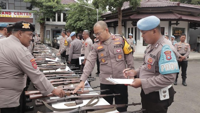 Kapolres Ponorogo cek senjata api anggotanya