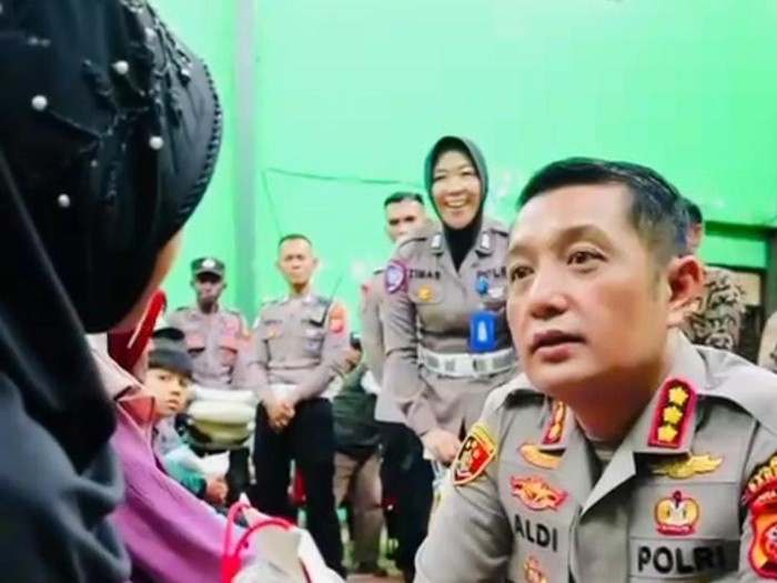 Kapolresta Bandung Kombes Aldi Subartono angkat bocah sebatangkara Sandra jadi anak, dan berjanji akan sekolahkan hingga jenjang SMA.
