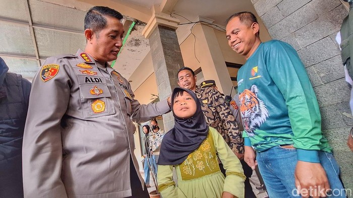 Kapolresta Bandung Kombes Aldi Subartono saat berbincang dengan Sandra di Aula Desa Nagrak, Kecamatan Cangkuang, Jumat (31/2025).