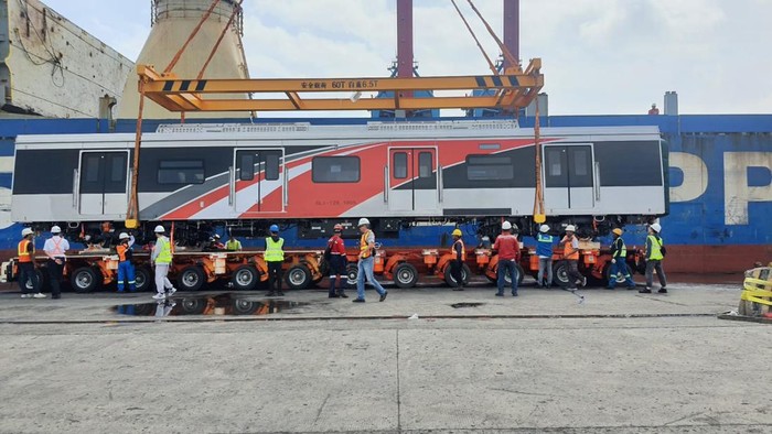KCI mendatangkan KRL baru dari CCRC Qingdao Sifang sebanyak 1 trainset atau 12 unit kereta. Kereta itu akan dioperasikan untuk mobilitas masyarakat Jabodetabek. (dok KCI)
