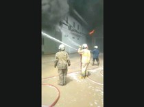 Video: Ledakan Terdengar saat Api Melahap Pergudangan di Dadap Tangerang