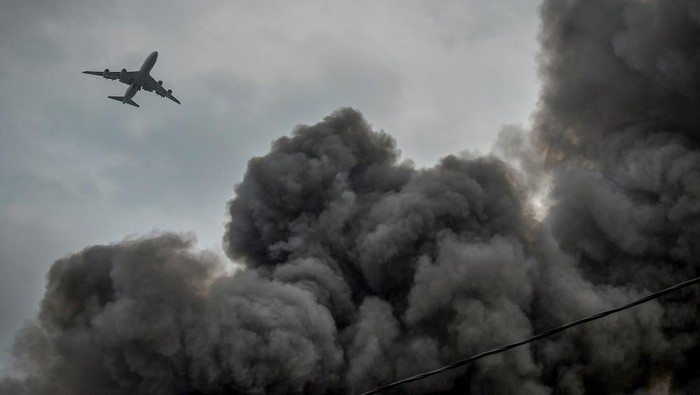 Kebakaran Gudang Mainan di Tangerang Petugas pemadam kebakaran menyemprotkan air ke arah api yang membakar salah satu gudang di kawasan pergudangan Pantai Indah Dadap, Kosambi, Kabupaten Tangerang, Banten, Jumat (31/1/2025). Kebakaran yang melanda lima unit bangunan gudang mainan tersebut diduga disebabkan hubungan pendek arus listrik yang bersumber dari sebuah kabel di dalam gudang. ANTARA FOTO/Putra M. Akbar/app/nym.
