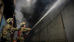 Gudang Mainan di Kosambi Terbakar, Asap Membubung