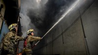 Petugas damkar berusaha memadamkan api yang membakar gudang mainan di Kosambi, Kabupaten Tangerang, Banten, Jumat (31/1/2025).