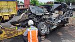 Penampakan Avanza Tabrak Truk di Tol Jombang Tewaskan 2 Pegawai Dinsos