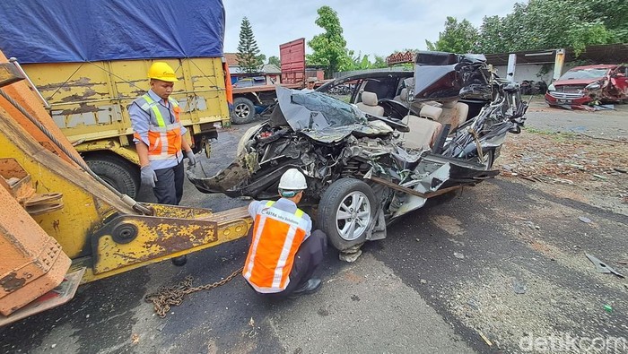 Kecelakaan di Tol Jombang tewaskan 2 pegawai Dinsos Jatim