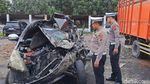 Penampakan Avanza Tabrak Truk di Tol Jombang Tewaskan 2 Pegawai Dinsos