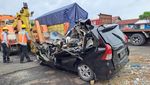 Penampakan Avanza Tabrak Truk di Tol Jombang Tewaskan 2 Pegawai Dinsos