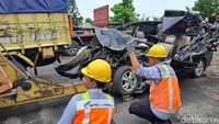 Minibus nopol L 1932 DP ini dikemudikan Sudirman (49), warga Desa Dermo, Bangil, Pasuruan. Ia juga pegawai honorer Dinsos Jatim.