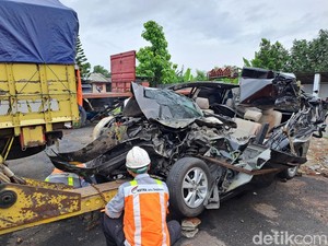 Avanza Tabrak Truk di Tol Jombang, 2 Pegawai Dinsos Jatim Tewas