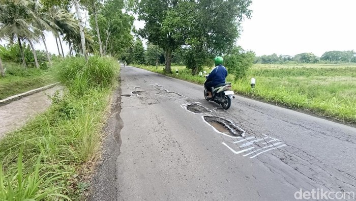 Kondisi kerusakan jalan Gedongan-Tempel yang rawan kecelakaan lalulintas, Jumat (31/1/2025).