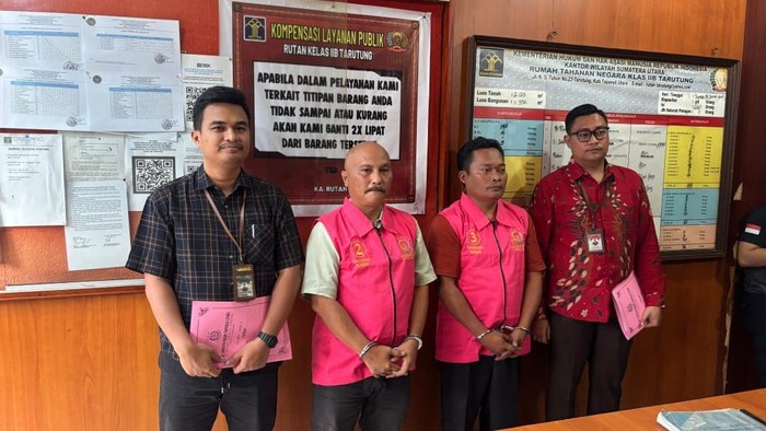 Kejari Taput menahan 2 tersangka dalam kasus dugaan korupsi pengadaan ISP. (Dok. Kejari Taput)