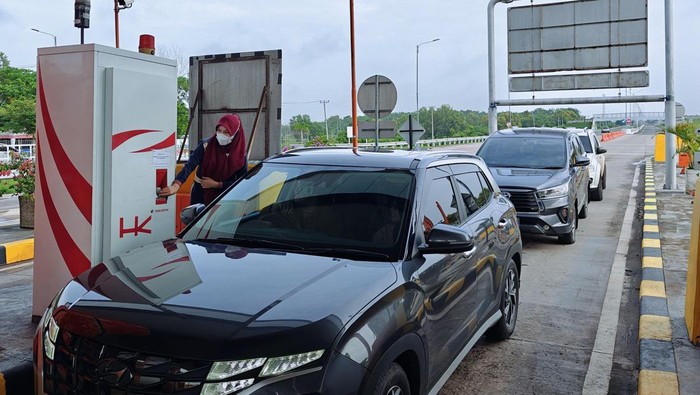 Kepadatan kendaraan yang melintas di Tol Palembang-Prabumulih selama libur Imlek.