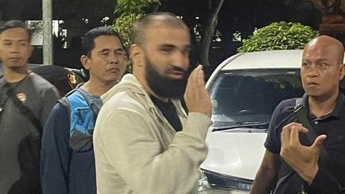 Khasan Askhabov, pria yang disebut-sebut bos geng Rusia perampok WN Ukraina di Bali, saat ditangkap di Bandara Ngurah Rai.