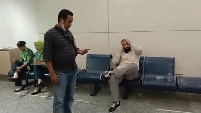 Khasan Askhabov, pria yang disebut-sebut bos geng Rusia perampok WN Ukraina di Bali, saat ditangkap di Bandara Ngurah Rai.