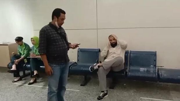 Khasan Askhabov, pria yang disebut-sebut bos geng Rusia perampok WN Ukraina di Bali, saat ditangkap di Bandara Ngurah Rai.