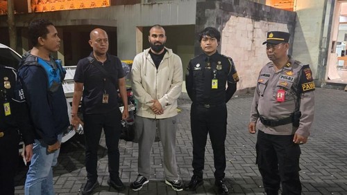 Khasan Askhabov, pria yang disebut-sebut bos geng Rusia perampok WN Ukraina di Bali, saat ditangkap di Bandara Ngurah Rai.