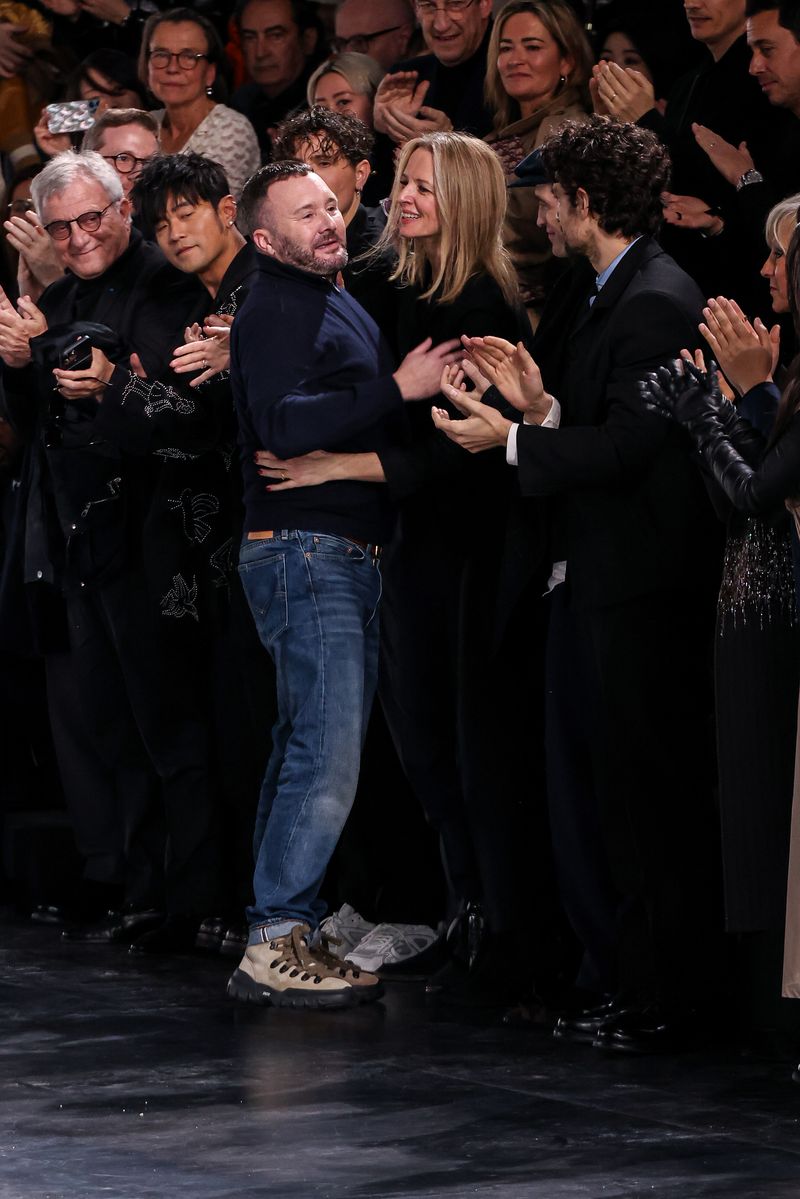 PARIS, FRANCE - JANUARY 24: (EDITORIAL USE ONLY - For Non-Editorial use please seek approval from Fashion House) (L-R) Sidney Toledano, Jay Chou, Kim Jones, Delphine Arnault, Robert Pattinson and Louis Garrel during the Dior Homme Menswear Fall-Winter 2025/2026 show as part of Paris Fashion Week at Ecole Militaire on January 24, 2025 in Paris, France. (Photo by Lyvans Boolaky/Getty Images)