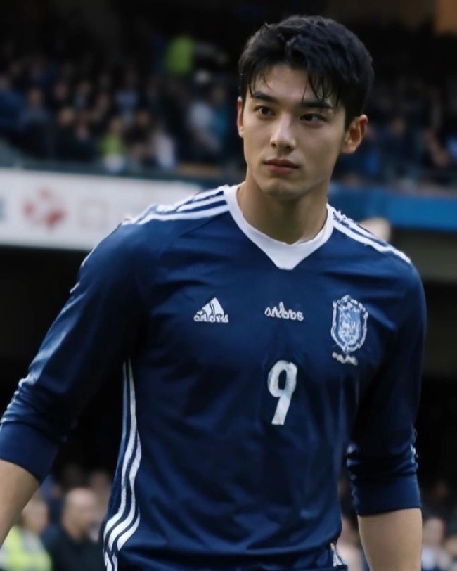 Video seorang pria misterius mengenakan jersey bola jadi viral di TikTok. Banyak orang terkejut dengan pesonanya yang mirip idol dan selebriti Korea. Foto: Instagram @kimyosh_ai