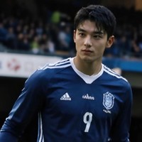 Video seorang pria misterius mengenakan jersey bola jadi viral di TikTok. Banyak orang terkejut dengan pesonanya yang mirip idol dan selebriti Korea. Foto: Instagram @kimyosh_ai