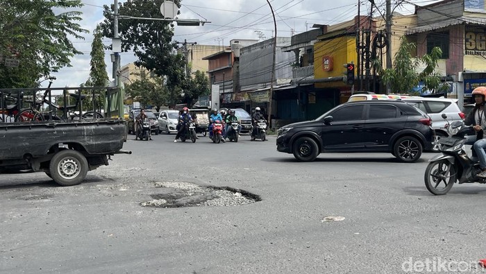 Kondisi aspal rusak di Perempatan Jalan Letda Sudjono Medan (Kartika Sari/detikcom)