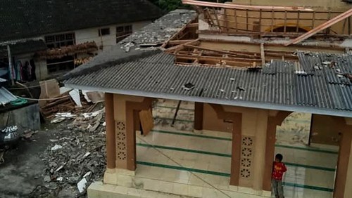 Kondisi atap masjid di Lombok Timur yang roboh, Kamis (30/1/2025).