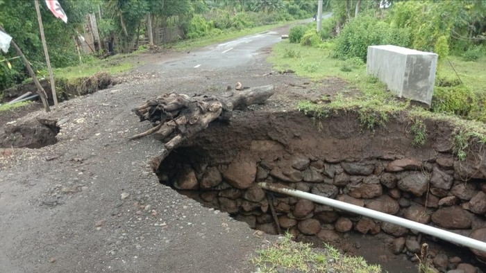 Kondisi deker saluran air di ruas jalan provinsi di Desa Oi Panihi, Kecamatan Tambora, Kabupaten Bima, NTB yang ambles diterjang banjir, Jumat (31/1/2025). (Dok. BPBD Bima)
