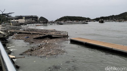 Kondisi dermaga apung di perairan Labuan Bajo, Manggarai Barat, Nusa Tenggara Timur (NTT), seusai diterjang gelombang, Jumat (31/1/2023) dini hari. (Foto: Ambrosius Ardin/detikBali)